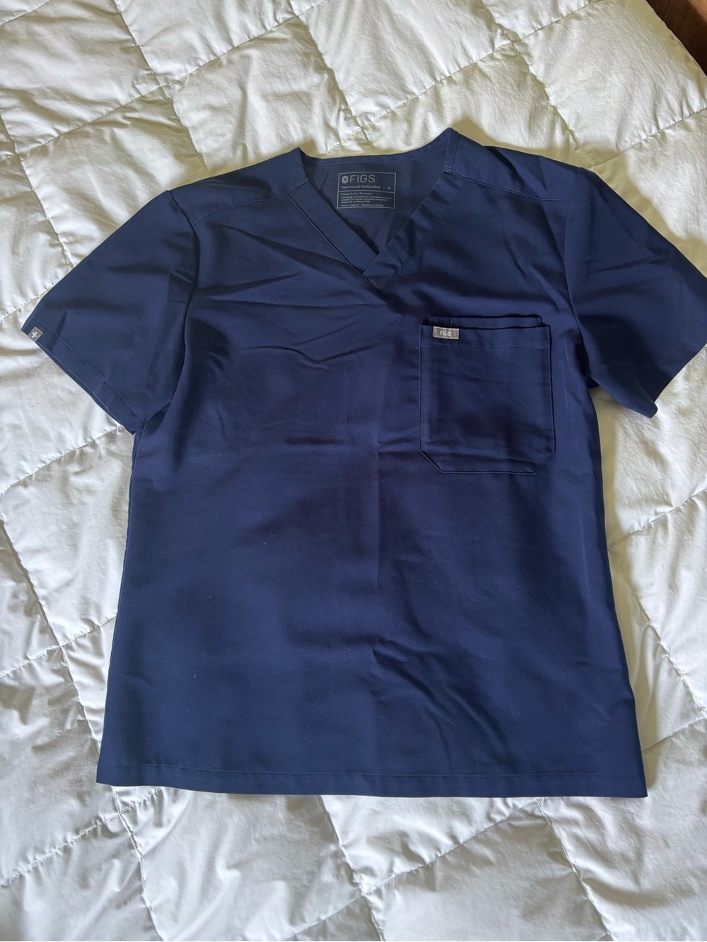 FIGS Men's Navy Short Sleeve V-Neck Scrub Top